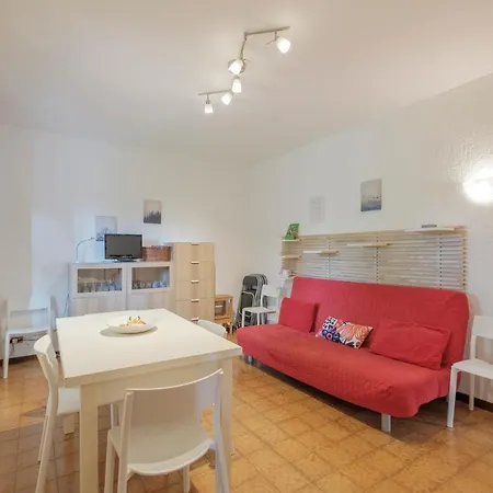 Ida - 2 Bedrooms With Private Garden 아파트 *